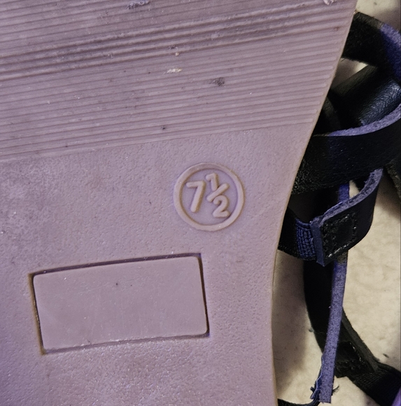 Pre-owned sandals from Target - Picture 3 of 4